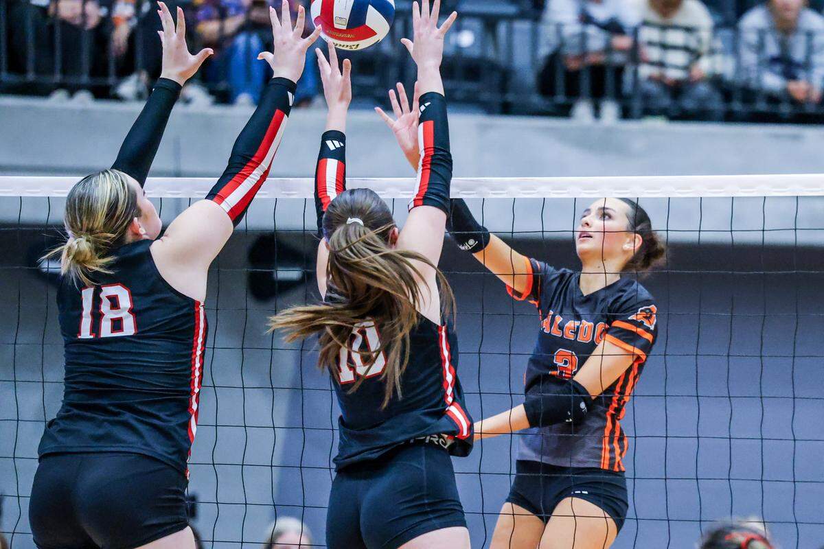Mackenzie Carr (18) and Onita Davis (10) try to block a shot by Aledo’s Alyssa Todd in Thursday’s bidistrict playoff game between Aledo and Colleyville Heritage at Arlington ISD Athletics Center, Thursday, Oct. 30, 2025.