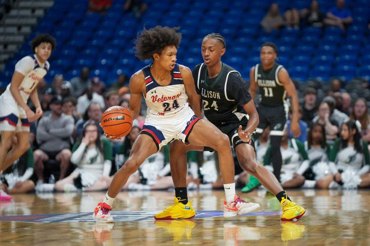 Gervai Maeweathers (24 in white) of San Antonio Veterans Memorial works against Killeen Ellison’s Ahziel McIver (24 in black) in a Class 5A state semifinal on Thursday, March 7, 2024 at the Alamodome in San Antonio, Texas. Ellison defeated Veteran’s Memorial 59-47.