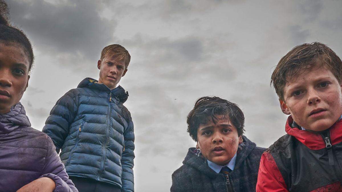 De Izq., Kaye (Rhianna Doris), Lance (Tom Taylor), Bedders (Dean Chaumoo) y Alex Elliot (Louis Ashbourne Serkis) en una escena de la película “The Kid Who Would Be King”.