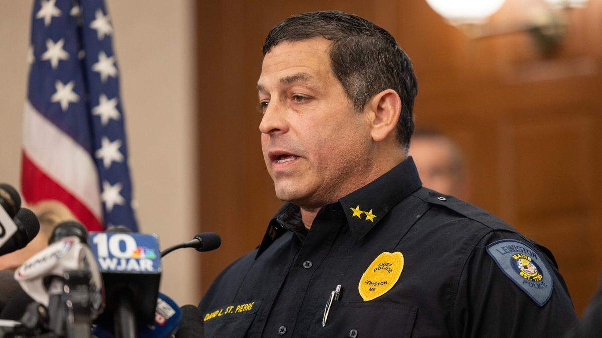 EL JEFE de policía de Lewiston, David St. Pierre, habla durante una conferencia de prensa sobre el tiroteo masivo del 26 de octubre de 2023 en Lewiston, Maine. La policía todavía está buscando al sospechoso del tiroteo, Robert Card, quien supuestamente mató a 18 personas en dos lugares separados el miércoles por la noche. (Scott Eisen/Getty Images/TNS)