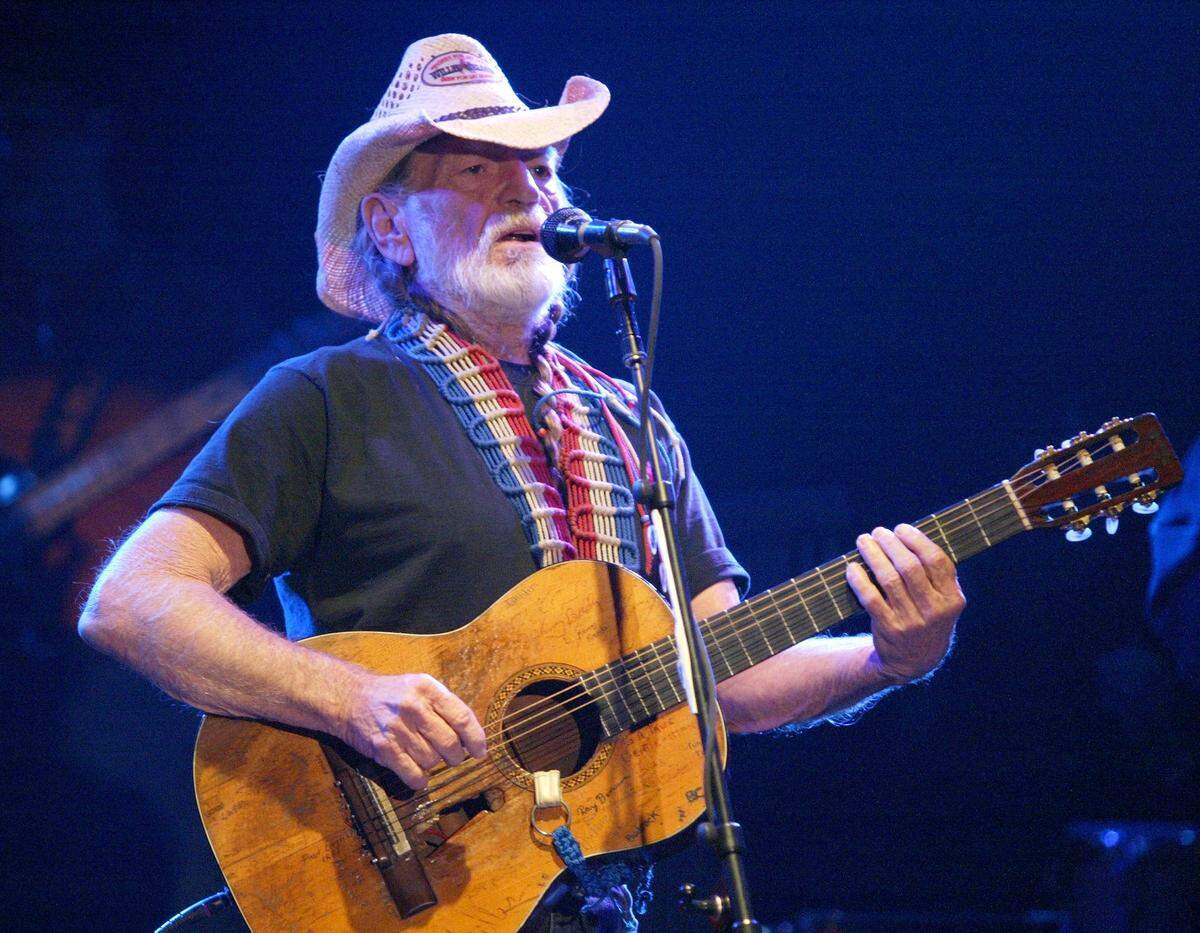 Nov. 12, 2004: Willie Nelson performs at Billy Bob’s Texas.