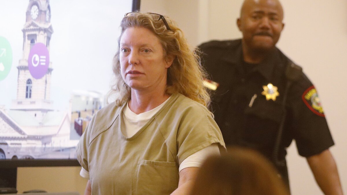 Tonya Couch enters  Criminal District Court No. 2 of the Tarrant County Courthouse for her bond reduction hearing Aug. 20, 2018.