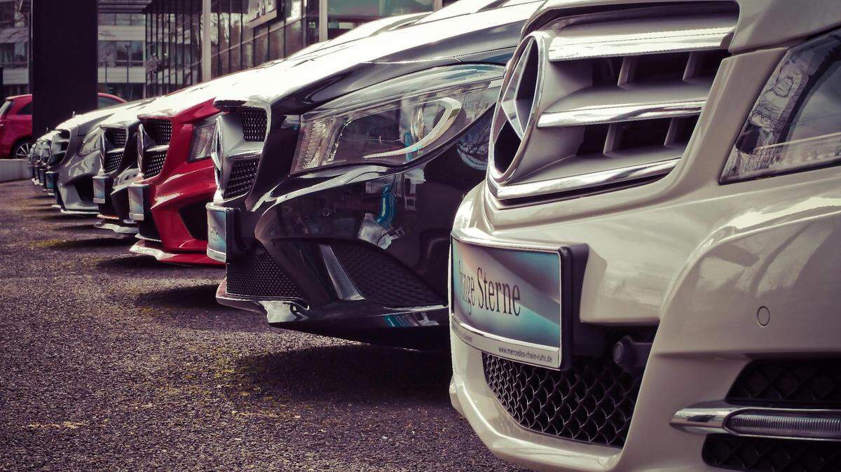 A row of Mercedes-Benz cars parked in a row. Used via Creative Commons license.