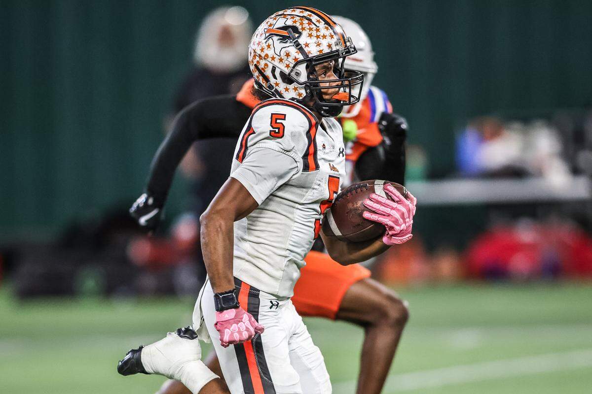 Haltom running back Vudrico Roberson (5) breaks loose for a long touchdown run against Arlington Bowie on Thursday, Oct. 23, 2025, at Choctaw Stadium in Arlington.