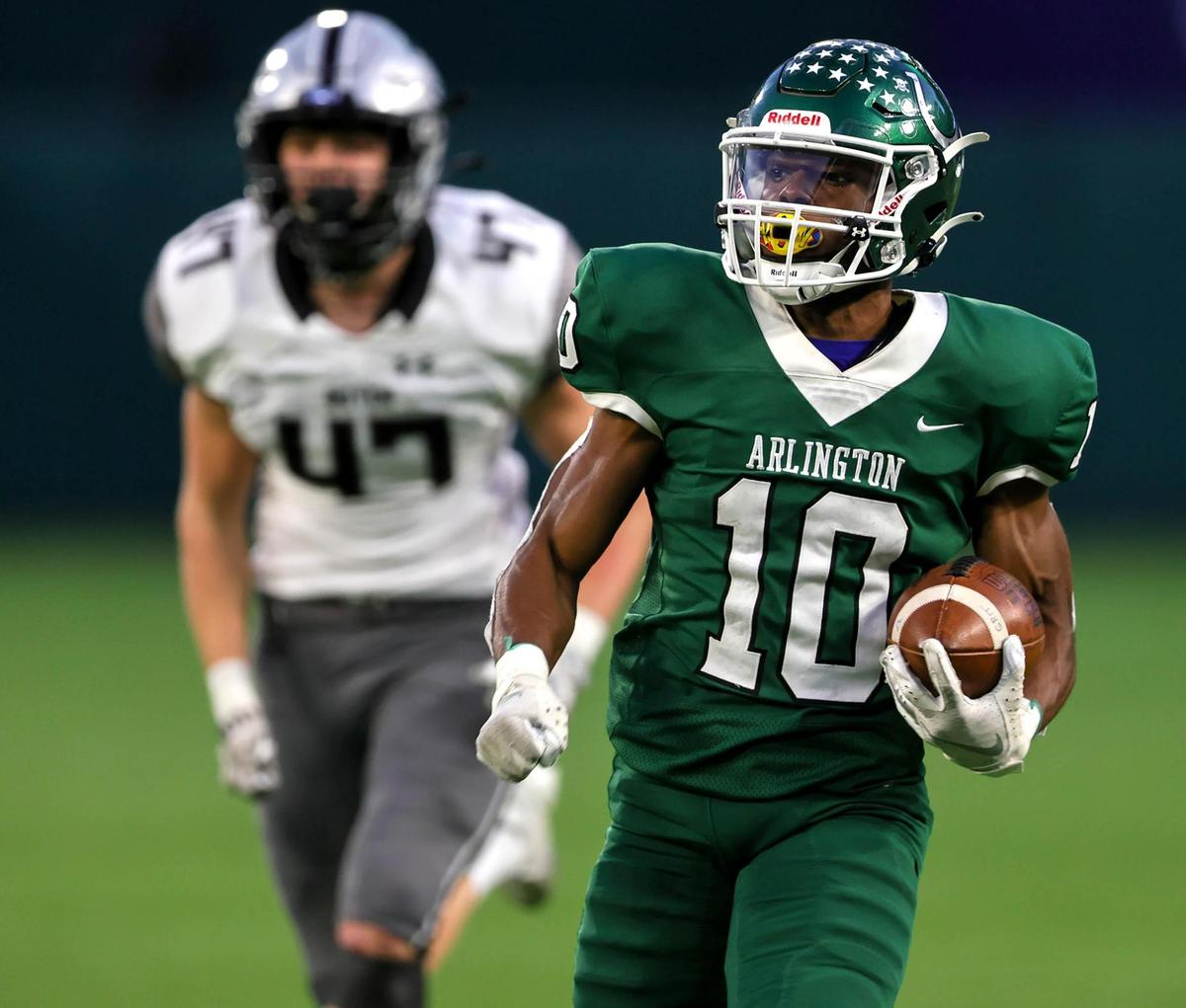 Arlington receiver Joel Murray (10) goes the distance for a touchdown run against Denton Guyer during the second half of the 6A Division II Area round high school football playoffs, December 19, 2020, played at Globe Life Park in Arlington, Tx. (Steve Nurenberg Special to the Star-Telegram)