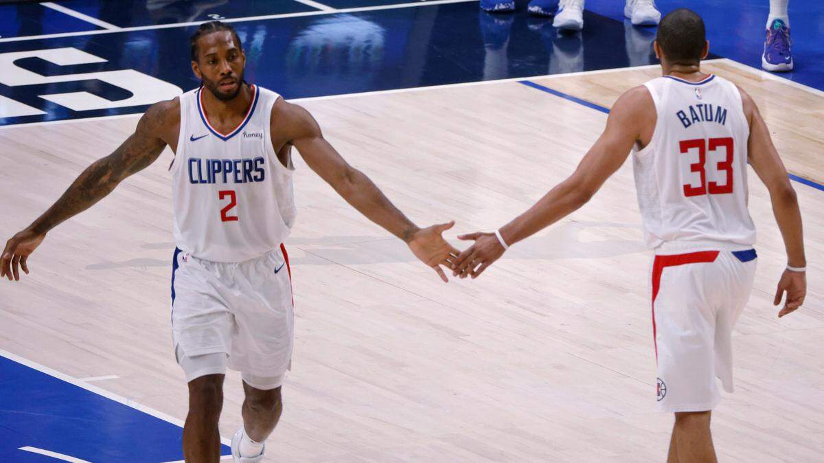 Los Angeles Clippers Nicolas Batum congratulates teammate Kawhi Leonard, left, during Leonard’s 45-point outing that forced a Game 7 with the Dallas Mavericks.