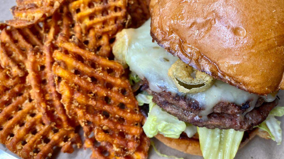 A cheddar-Jack burger with jalapenos at the Billy Bob’s Texas Honky Tonk Kitchen.