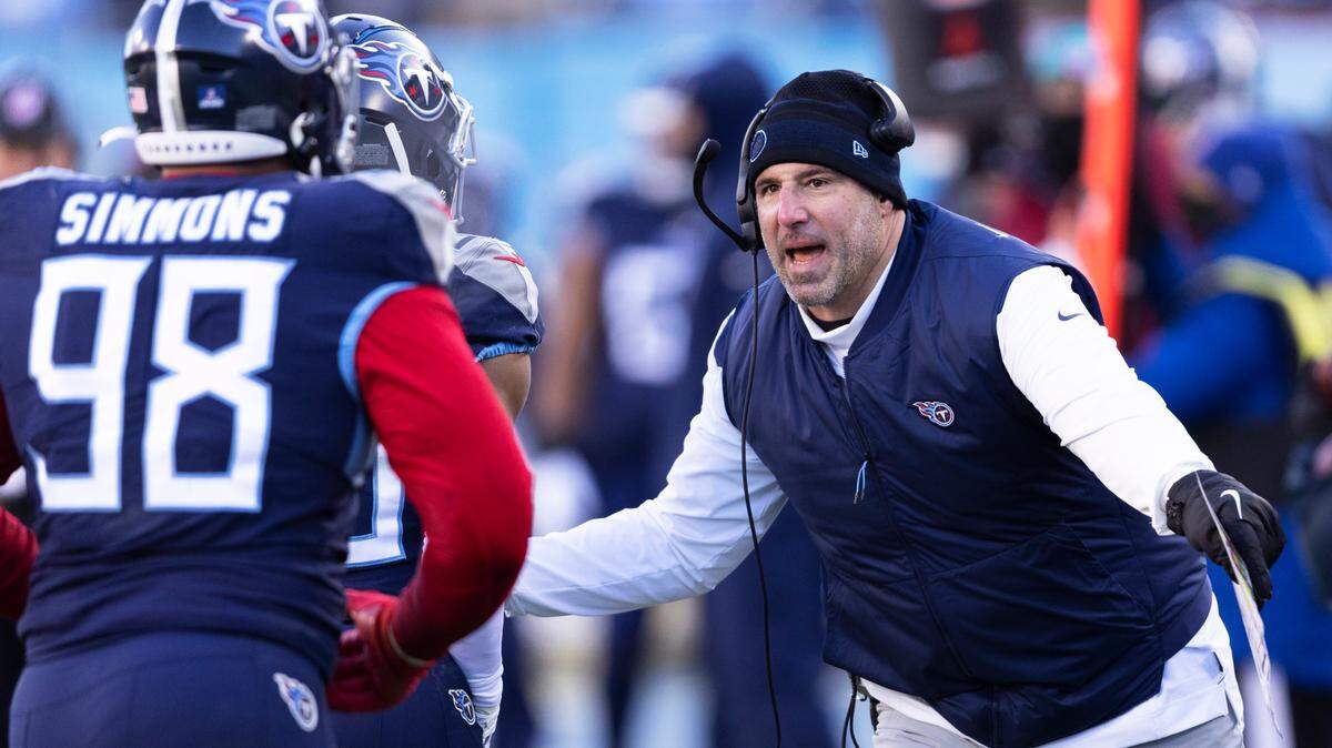 Tennessee Titans head coach Mike Vrabel, right, congratulates players as the leave the field after a touchdown during an NFL football game against the Houston Texans, Saturday, Dec. 24, 2022, in Nashville, Tenn. (AP Photo/Wade Payne)