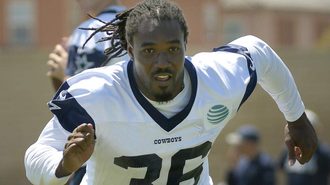 Running back Bo Scarbrough was signed to the Dallas Cowboys’ practice squad to replace Darius Jackson, who was picked up by the Green Bay Packers Monday morning.