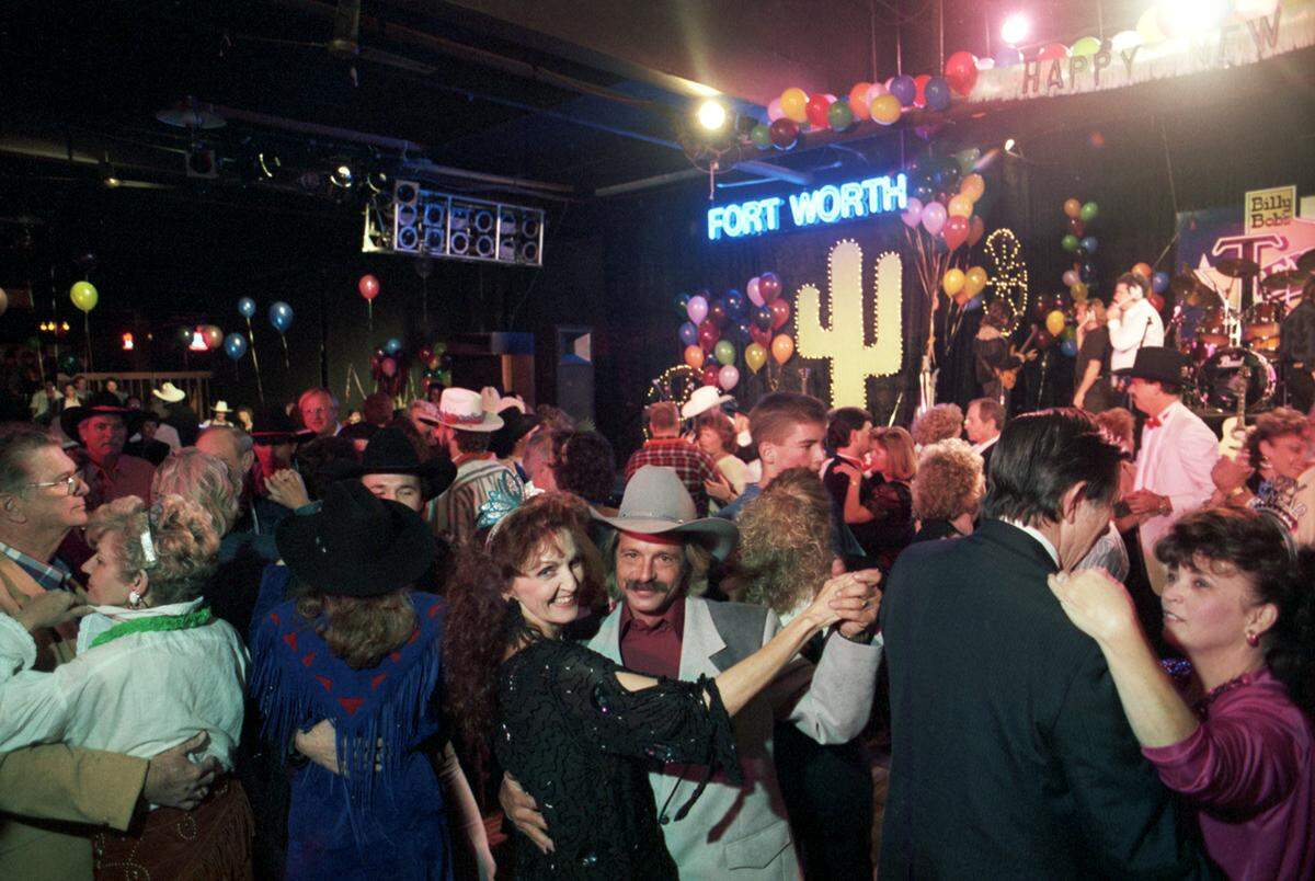 Dec. 6, 1990: Patrons of Billy Bob’s Texas dance during a taping of “Happy New Year America,” a special set to air on CBS on New Year’s Eve.