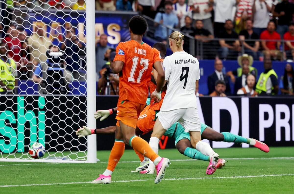 Norway striker Erling Haaland (9) scores a goal against Ivory Coast goaltender Yahia Fofana during the second half of the 2026 FIFA World Cup knockout match on Tuesday, June 30, 2026, at Dallas Stadium in Arlington.