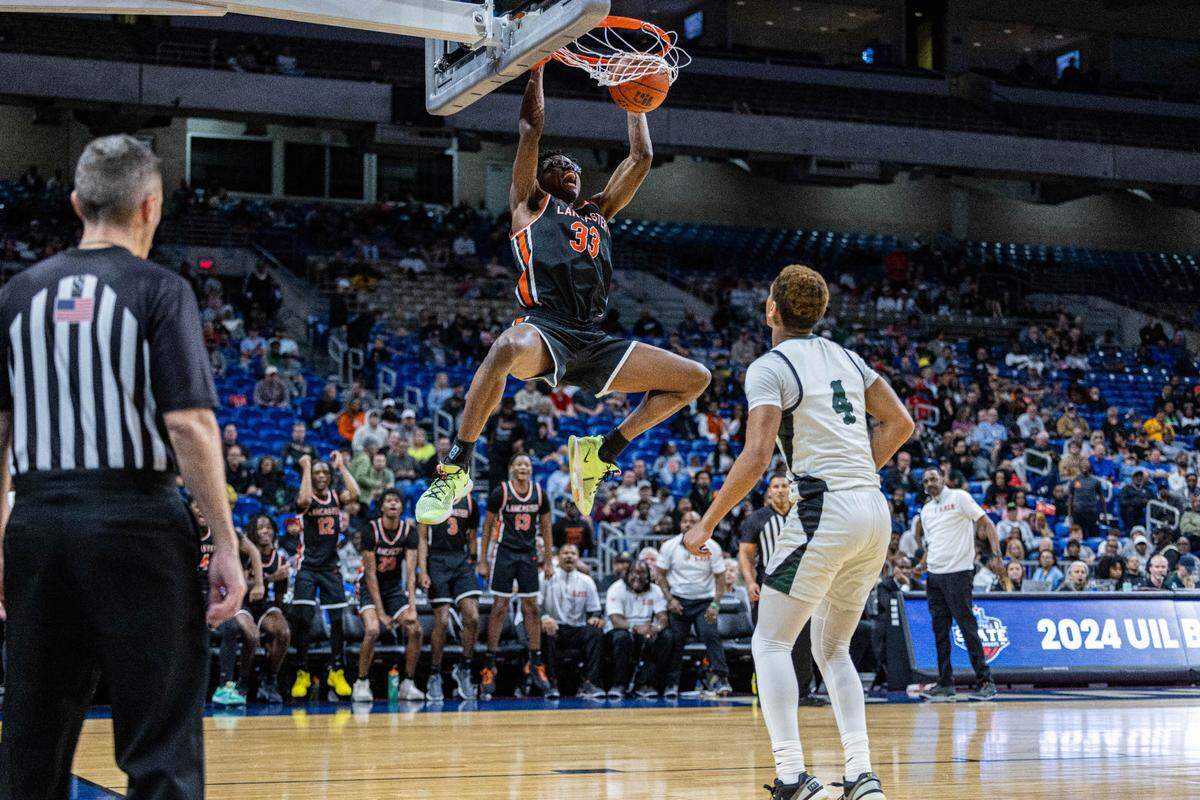 All Killeen Ellison’s Prince Hall (4) can do is watch as Amari Reed (33) slams it home for Lancaster in the Class 5A state championship game on Saturday, March 9, 2024 at the Alamodome in San Antonio, Texas. Lancaster defeated Ellison 59-30.