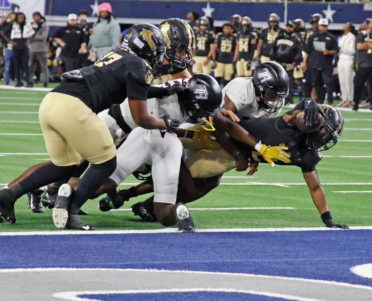 South Oak Cliff running back Mikail Trotter (2) stretches for the touchdown during the UIL 5A D2 State Championship football game at AT&T Stadium in Arlington, Texas, Friday, Dec. 20, 2024.