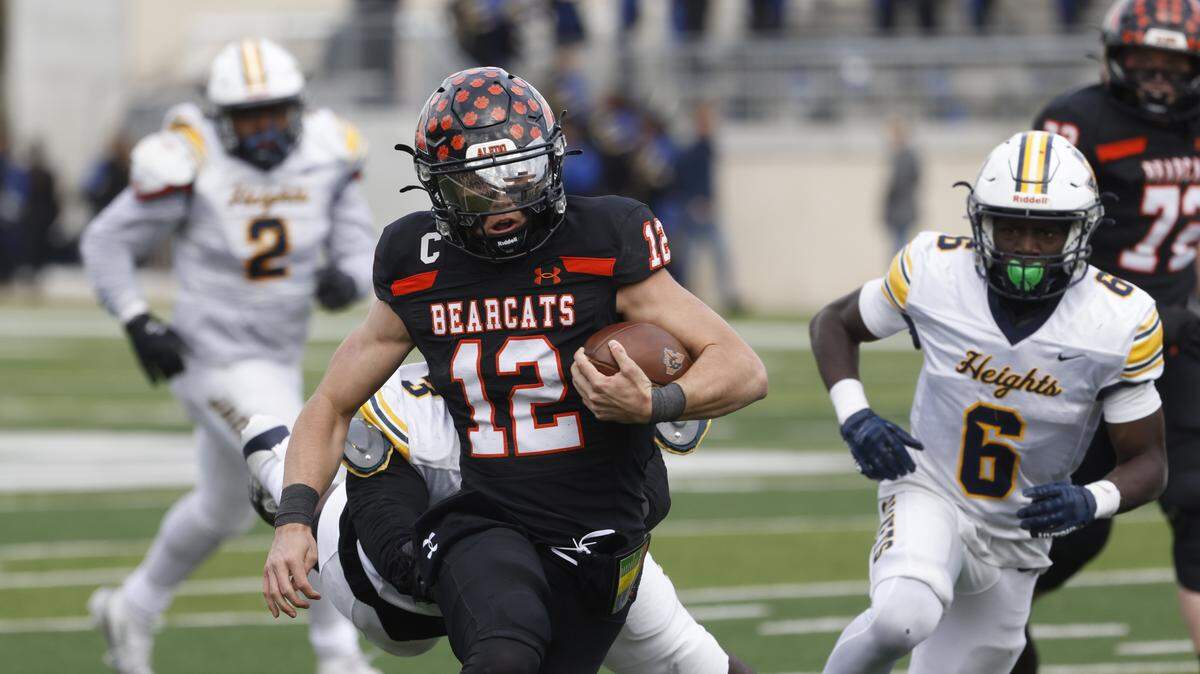 Aledo quarterback Lincoln Tubbs (12) runs through traffic and cuts up the middle for a touchdown against Fort Worth Arlington Heights during the first half of a UIL Class 5A Division I Regional on Friday Nov. 28, 2025 at Crowley ISD Multi-Purpose Stadium in Fort Worth, Texas.