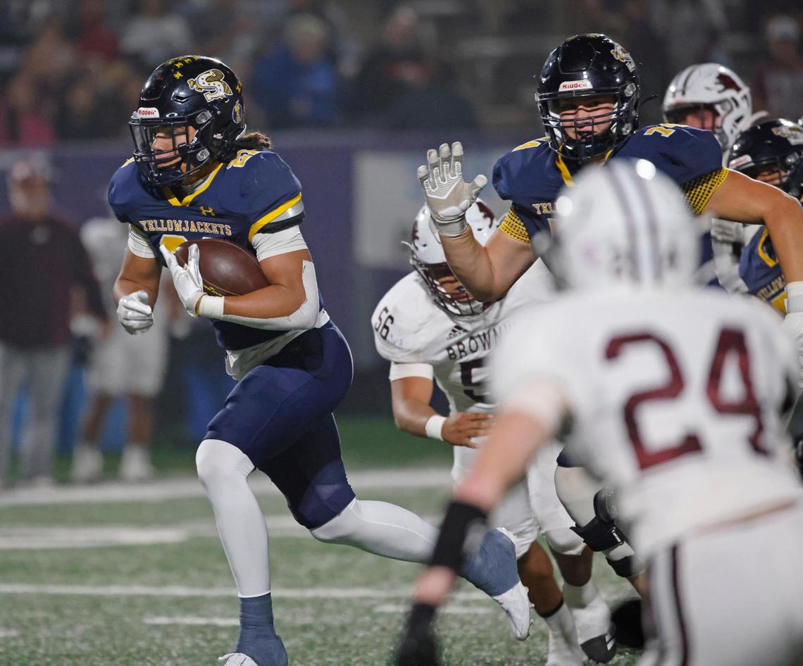Stephenville running back Zyler McClendon (21) breaks out of the backfield during a UIL District 4-4A D1 football game at Tarleton State Memorial Stadium in Stephenville, Texas, Friday, Nov. 01, 2024.