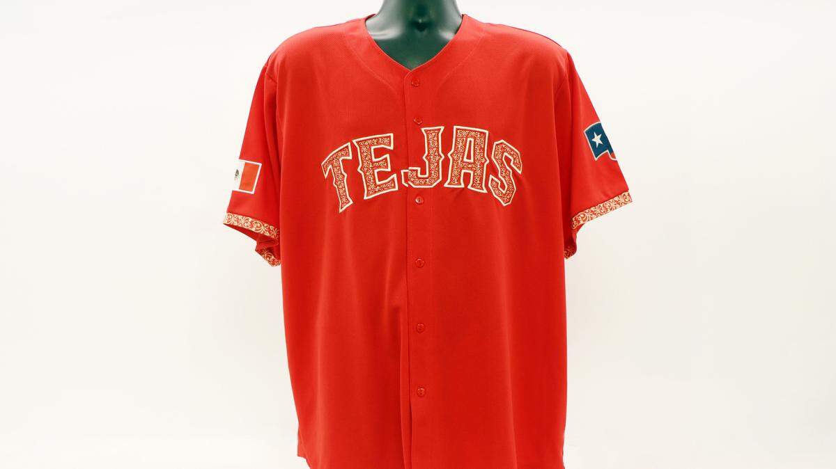 Las camisetas de la Noche del Patrimonio Mexicano de los Texas Rangers están inspiradas en el mariachi oficial del equipo.