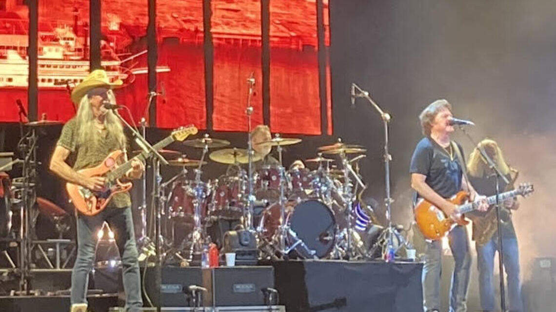 A 15-year-old girl’s review of The Doobie Brothers reunion concert in Dallas