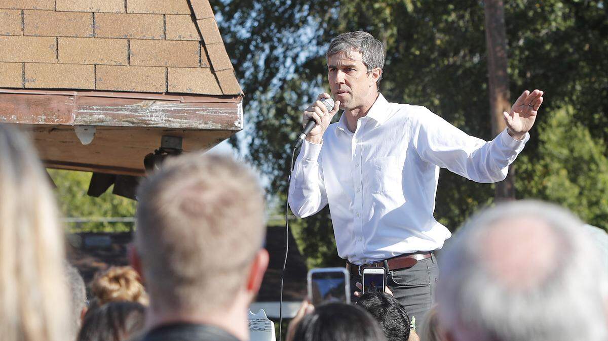 Beto O’Rourke talked to supporters at a get-the-vote-out campaign stop at Hoberts Soul Food Canteen. About 100 people gathered in the parking lot to hear O’Rourke speak.