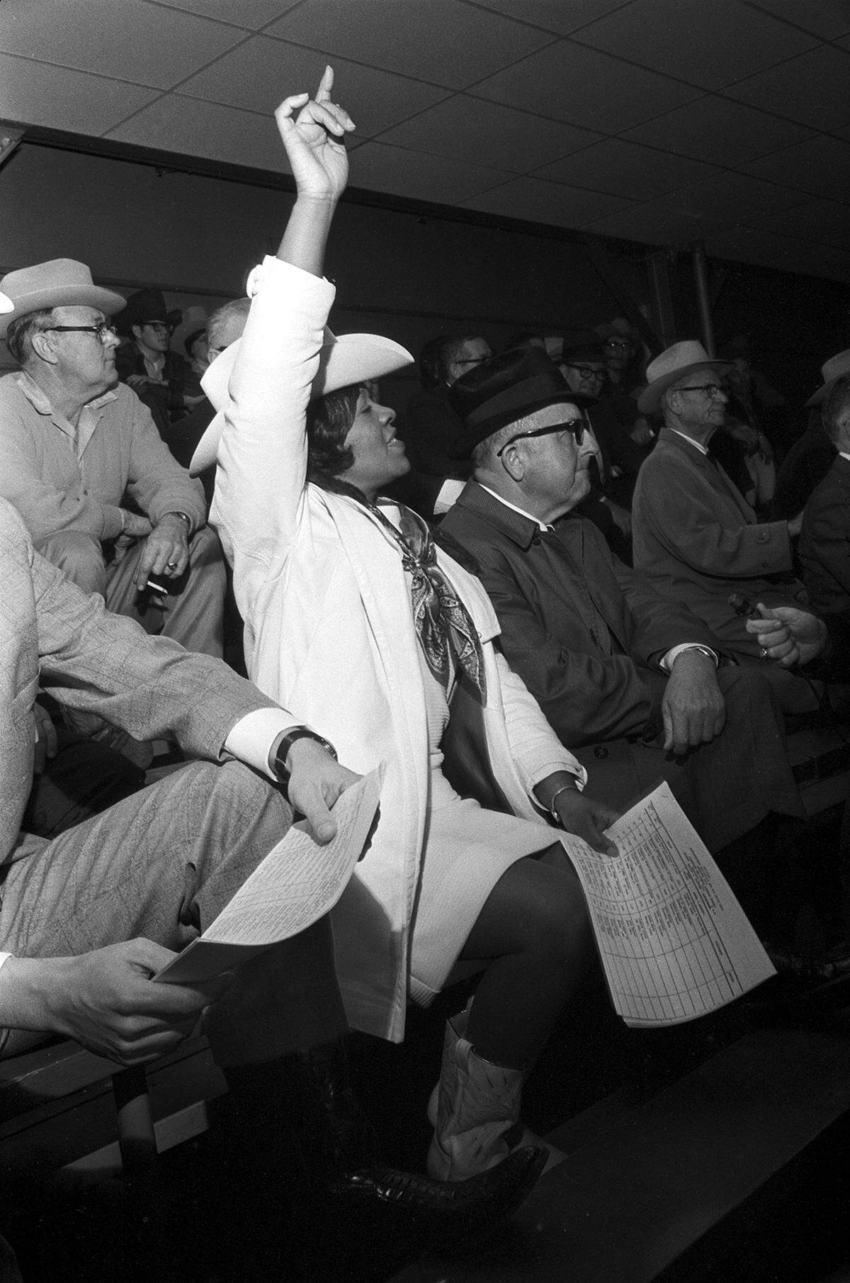 Beatrice Pringle places a bid for the grand champion steer at the Fort Worth Fat Stock Show in 1970.
