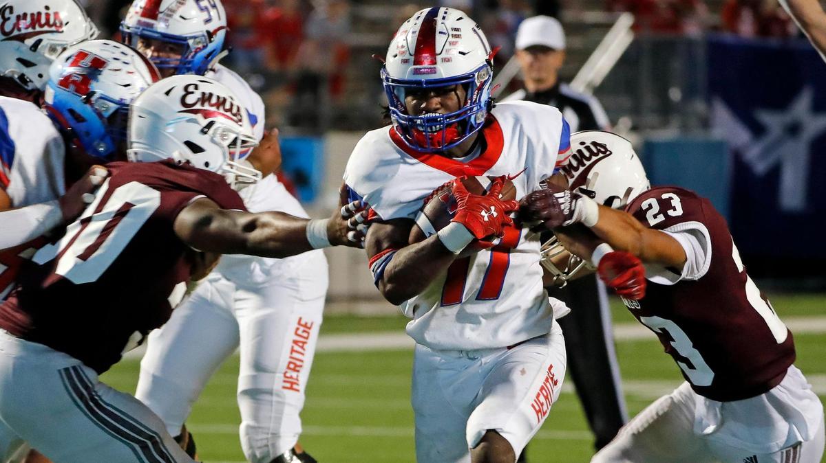 Midlothian Heritage running back Mason O’Neal (17) takes the ball around the left side for the go-ahead-touchdown in the second half of a District 5-5A Division II high school football game at Midlothian ISD Multi-use Stadium in Midlothian, Texas, Friday, Oct. 14, 2022. Heritage defeated Ennis 38-35. (Special to the Star-Telegram Bob Booth)