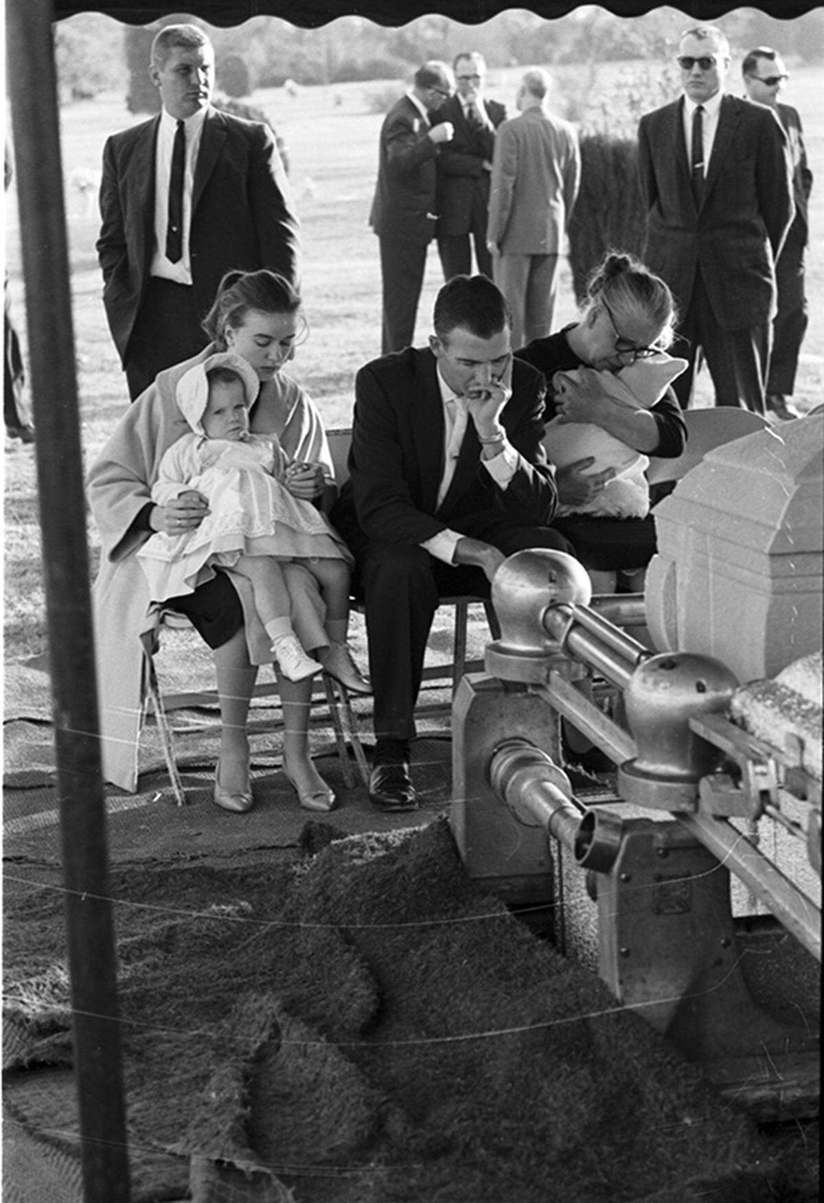 Nov. 25, 1963: Lee Harvey Oswald funeral, Fort Worth’s Rose Hill Cemetery; Oswald’s family at gravesite: wife, Marina with young daughter, brother R.L. Oswald of Denton, and mother Marguerite Oswald with baby.