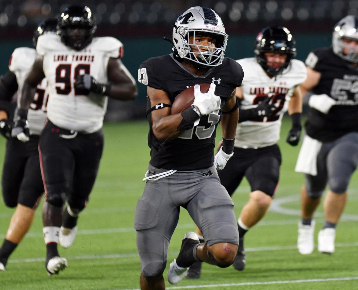 Arlington Martin’s Sergio Snider Jr. center, breaks away for a 49 yard touchdown. The Warriors won 39-31.