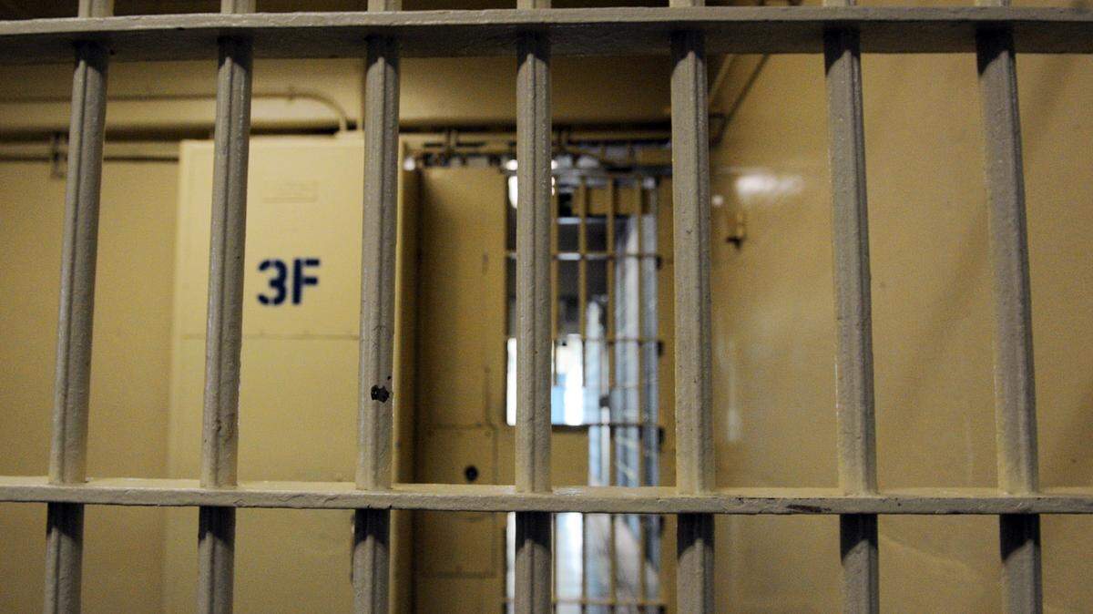 A 37-year-old Memphis man is accused of trying to sell a house he rented for $58,000. The sale fell through when the buyer called the landlord, cops say.