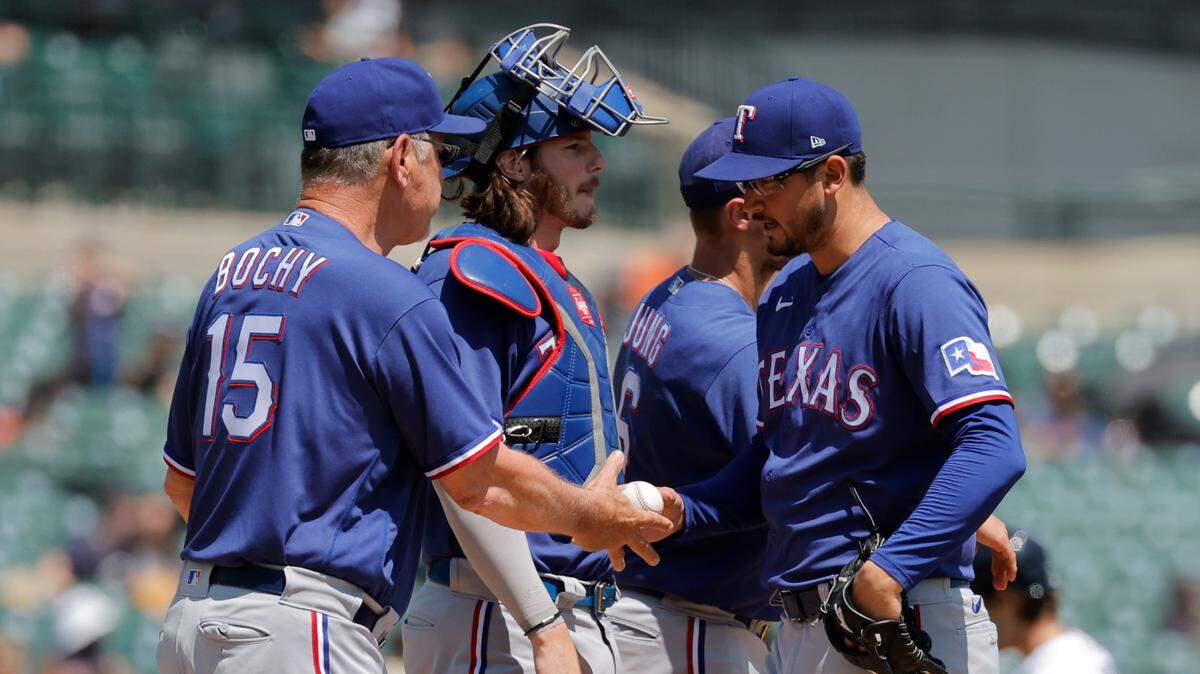 Texas Rangers manager Bruce Bochy (15) take the ball to relieve pitcher Dane Dunning (33) in the sixth inning against the Detroit Tigers at Comerica Park on Wednesday.