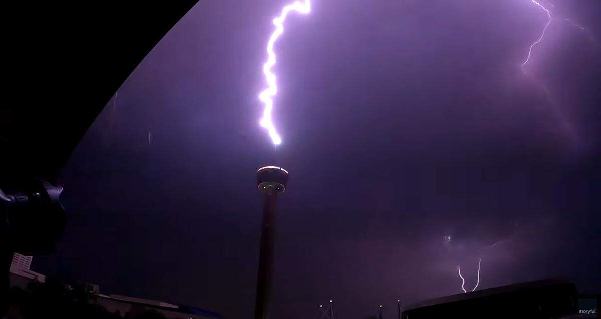 Captura de pantalla del video de Nick Wagner sobre el impacto de un rayo en la Torre de las Américas de San Antonio, facilitada a Storyful.