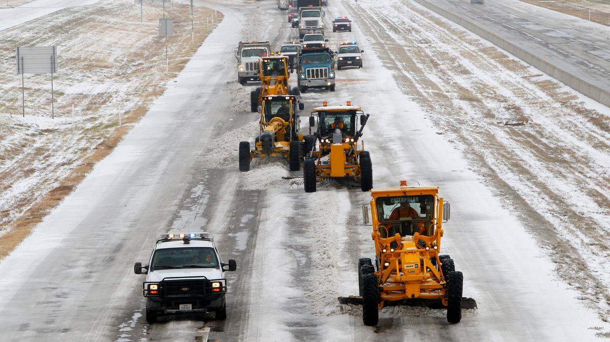 A TXDOT crew works to clear ice from the southbound lane of I-35W Sunday, December 8, 2013. (Star-Telegram/ Richard W. Rodriguez)