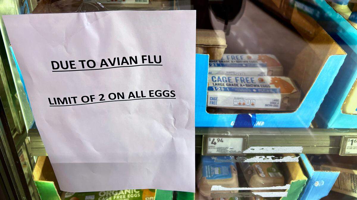 A sign notifies Aldi shoppers of a purchase limit on egg cartons due to avian flu on Saturday, Jan. 11, 2025, in Fort Worth.