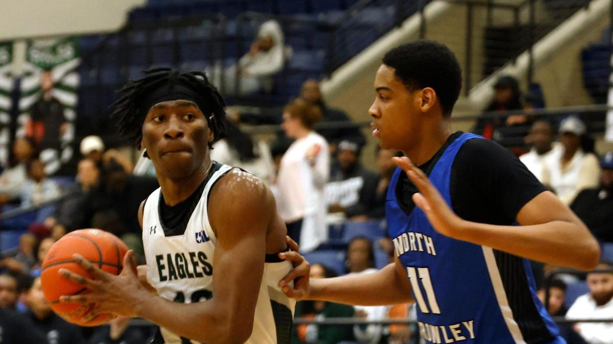Lake Ridge forward Ezenwa Nwakamma (10) is a nominee for the Boys Basketball Player of the Week.