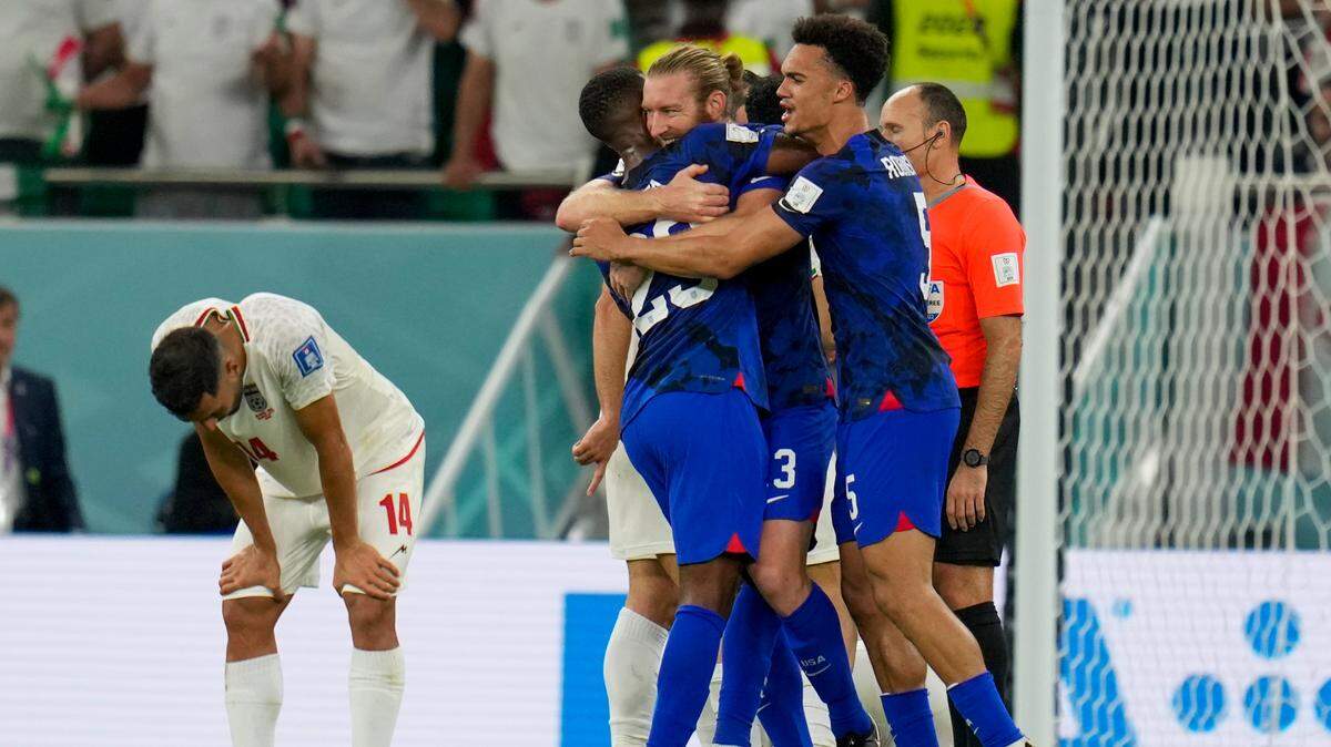 Los jugadores de Estados Unidos celebran la victoria por 1-0 sobre Irán en el Mundial de Futbol el martes en Catar. Estados Unidos avanza en la fase de grupos.