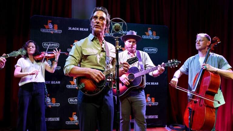 Matthew McConaughey performs bluegrass cover of ‘Choosin’ Texas’ on ‘Tonight Show’