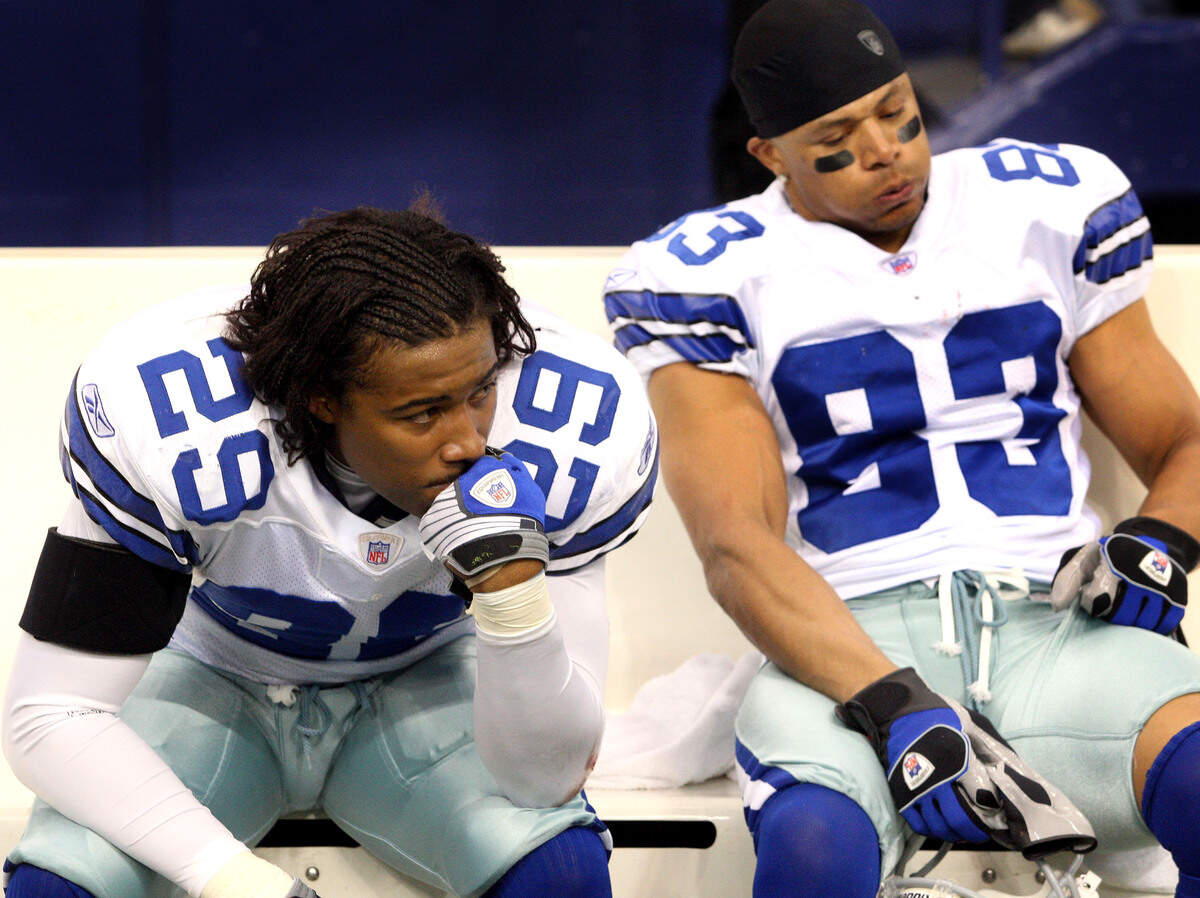 Dallas players Keith Davis (left) and Terry Glenn (right) are the last players to leave the bench following the Giants 21-17 victory over the Cowboys .The New York Giants played the NFC divisional championship game with the Dallas Cowboys at Texas Stadium Sunday January 13, 2008. (Fort Worth Star-Telegram / Ron Jenkins)