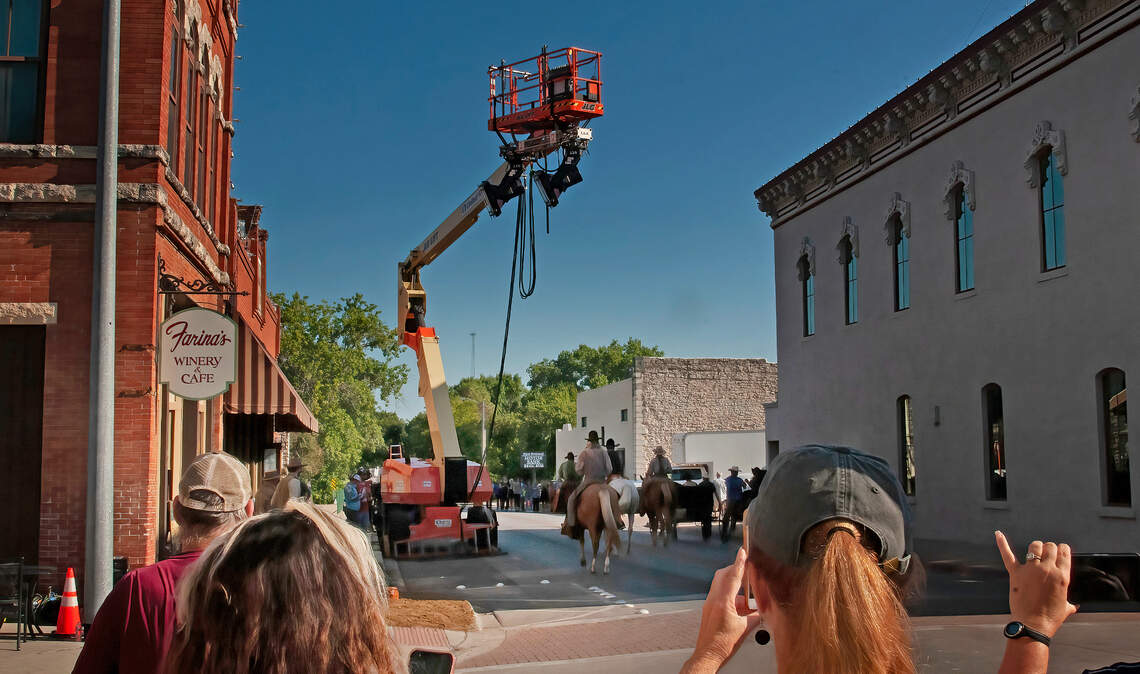 1883_film set 1.jpg A histórica praça Granbury foi transformada no Fort Worth do final do século XIX. “1883”, uma sequência do popular drama da Paramount “Yellowstone”, filmou cenas na praça histórica de Granbury no verão de 2021. FOTO DE MARY VINSON