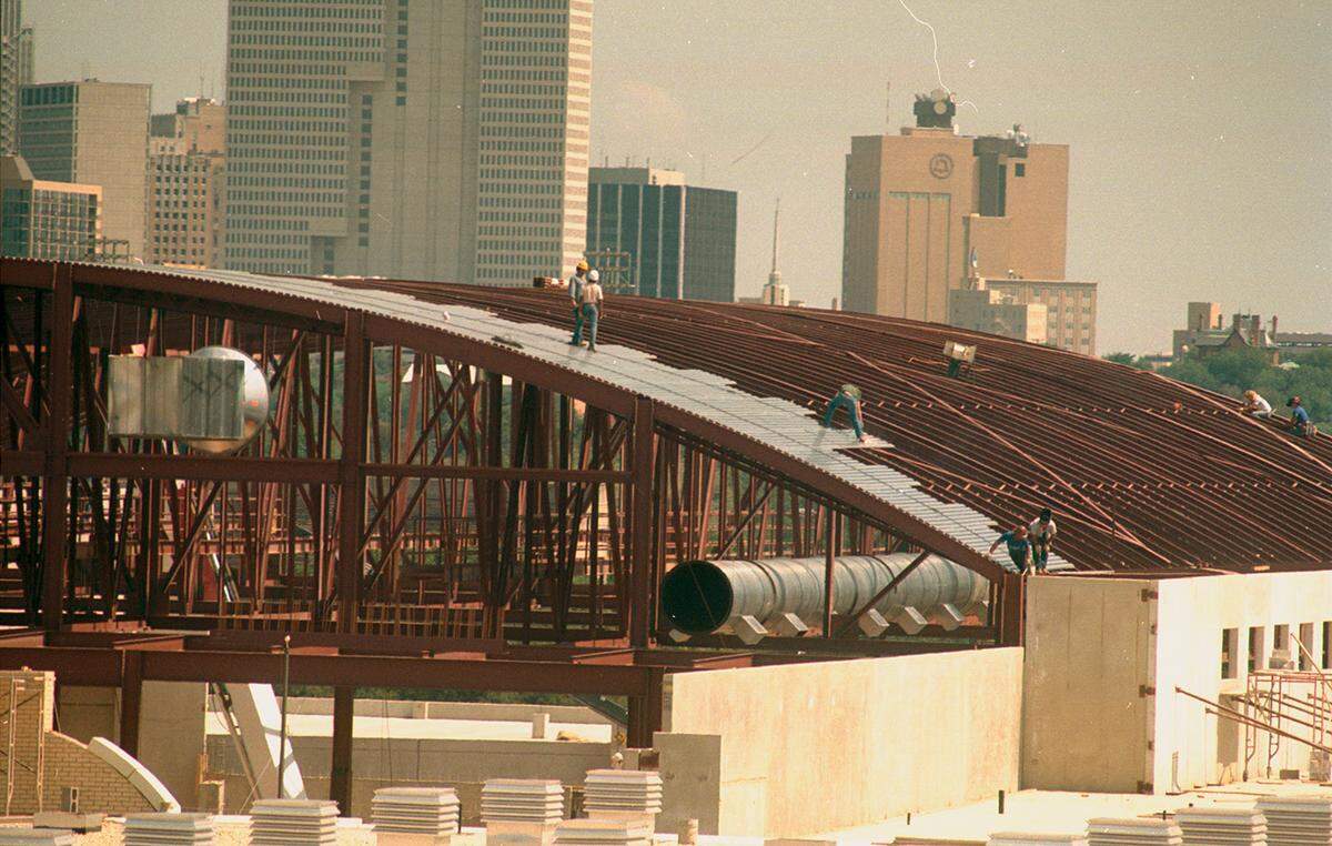 1987: Workmen installing the roof of the Equestrian Center at the Will Rogers complex.