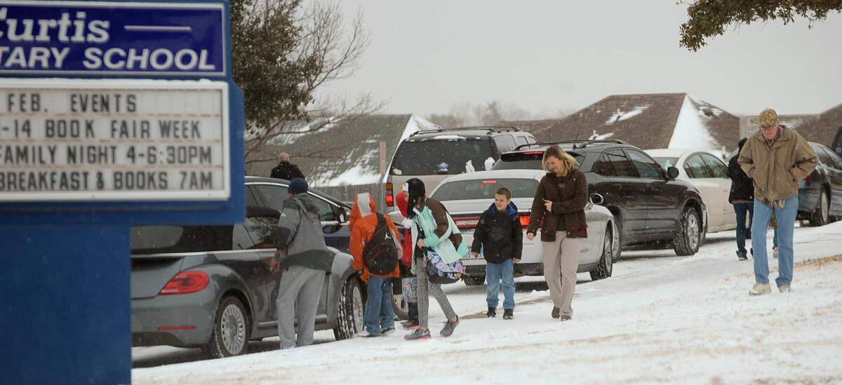 Feb. 6, 2014: Parents pick up their children from Curtis Elementary School after Weatherford ISD announced early dismissal due to snow.