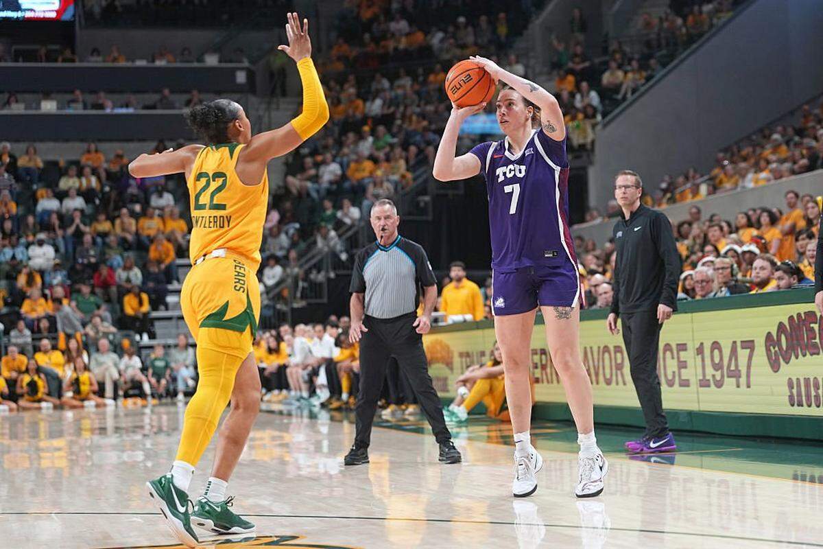 WACO, TEXAS - FEBRUARY 12: Marta Suarez #7 of the TCU Horned Frogs shoots over Bella Fontleroy #22 of the Baylor Bears during the second half at Foster Pavilion on February 12, 2026 in Waco, Texas. (Photo by Scott Wachter/Getty Images)