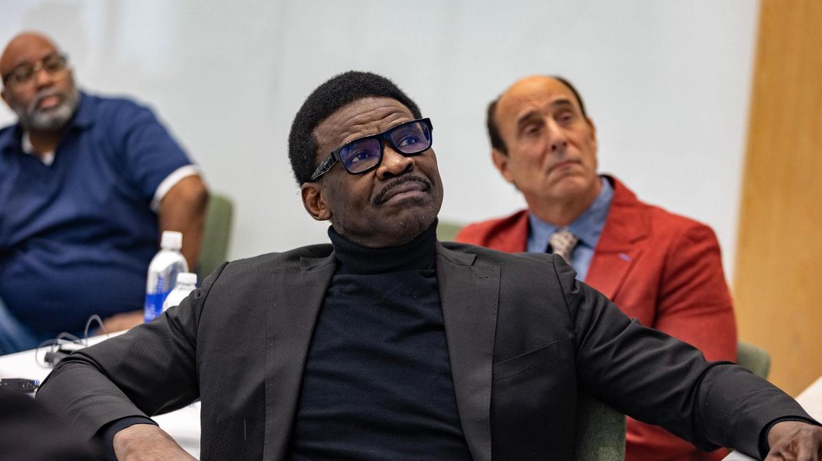 El exreceptor de los Dallas Cowboys Michael Irvin observa las imágenes de vigilancia durante una rueda de prensa en el Regency Plaza en Dallas, el martes 14 de marzo de 2023. Tras ser acusado de agresión sexual, Irvin y su equipo legal divulgaron el video del hotel Phoenix Renaissance que muestra su interacción con la empleada denunciante.