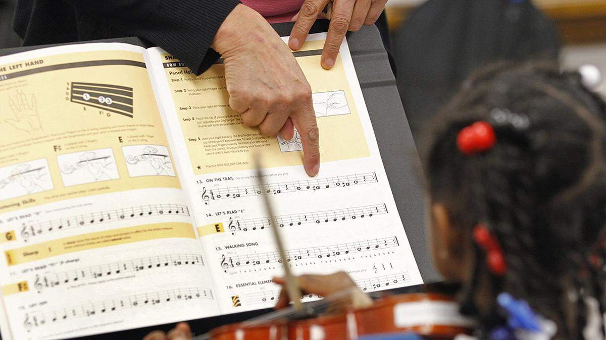 Instructor Terry Casement goes over a musical score with Montavia Tubbs during a Bsharp music program at Como Elementary School on Thursday, January 17, 2013 .  (Star-Telegram/Ron T. Ennis)