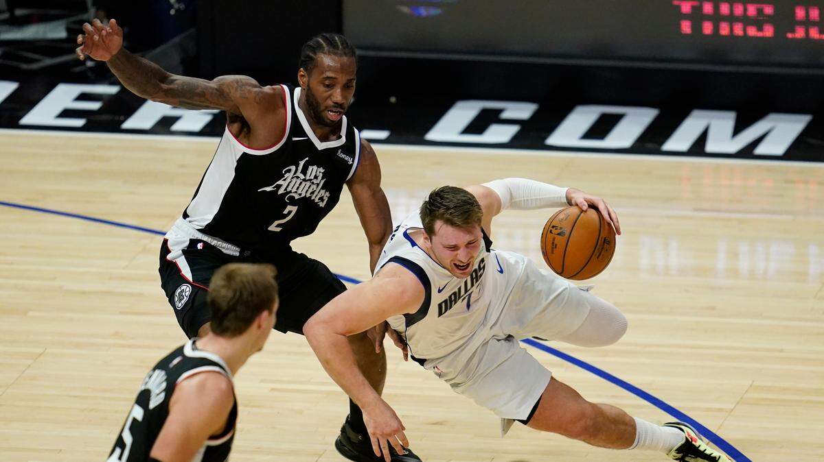Los Angeles Clippers forward Kawhi Leonard defends against Dallas Mavericks guard Luka Doncic during the fourth quarter of Sunday’s Game 7 in Los Angeles. The Clippers prevailed, 126-111, to win the first-round playoff series.