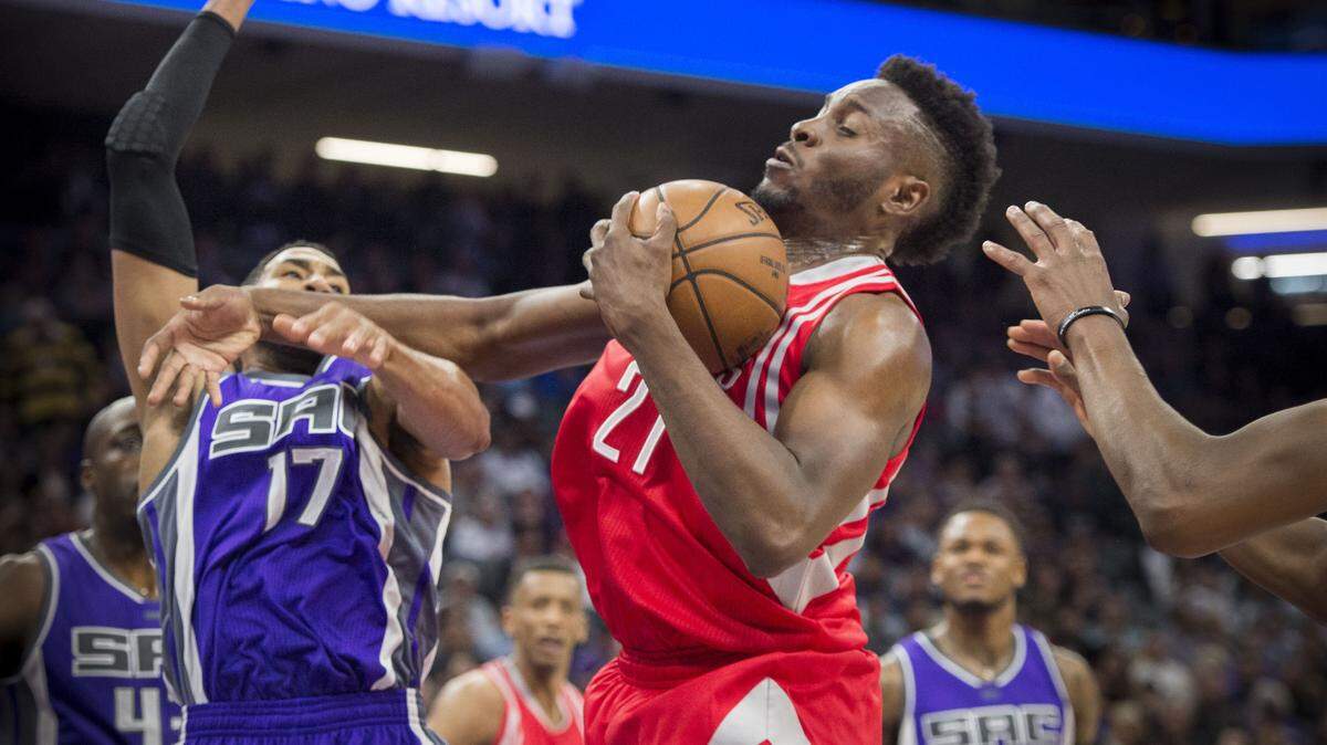 Sacramento Kings guard Garrett Temple (17) fights for the ball against the Houston Rockets forward Chinanu Onuaku (21) during their game at Golden 1 Center in Sacramento on Sunday, April 9, 2017. 
