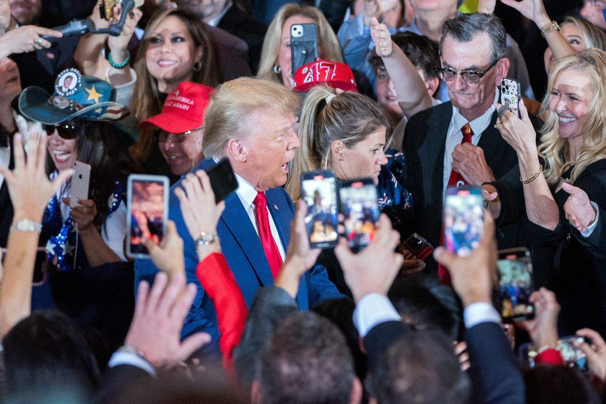 Former President Donald Trump greets supporters as he arrives at a press event at Mar-a-Lago on April 4, after facing arraignment in New York earlier in the day.