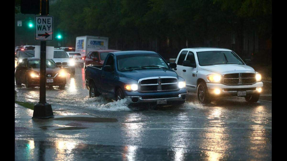 Vehículos navegan por las aguas altas de Henderson Street durante la tormenta del 22 de agosto. Los nuevos mapas de la ciudad forman parte de un plan más amplio para hacer frente a las inundaciones repentinas.