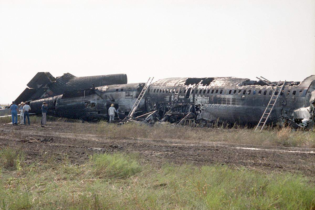 Aug. 31, 1988: The rear of the Boeing 727, to the left in this photo, sustained the most damage during the crash of Delta 1141 during takeoff at Dallas-Fort Worth International Airport. Most of the fuselage burned during the subsequent fire.