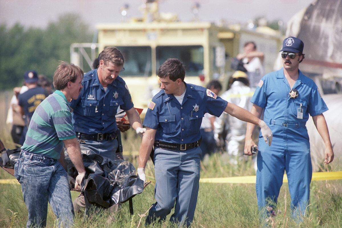 Aug. 31, 1988: Emergency responders carry a victim of Delta Flight 1141 that crashed at Dallas-Fort Worth International Airport.