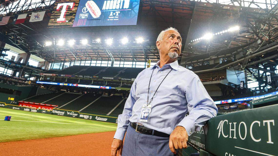 Eleno Ornelas, locutor en español de los Texas Rangers vive el trabajo de sus sueños