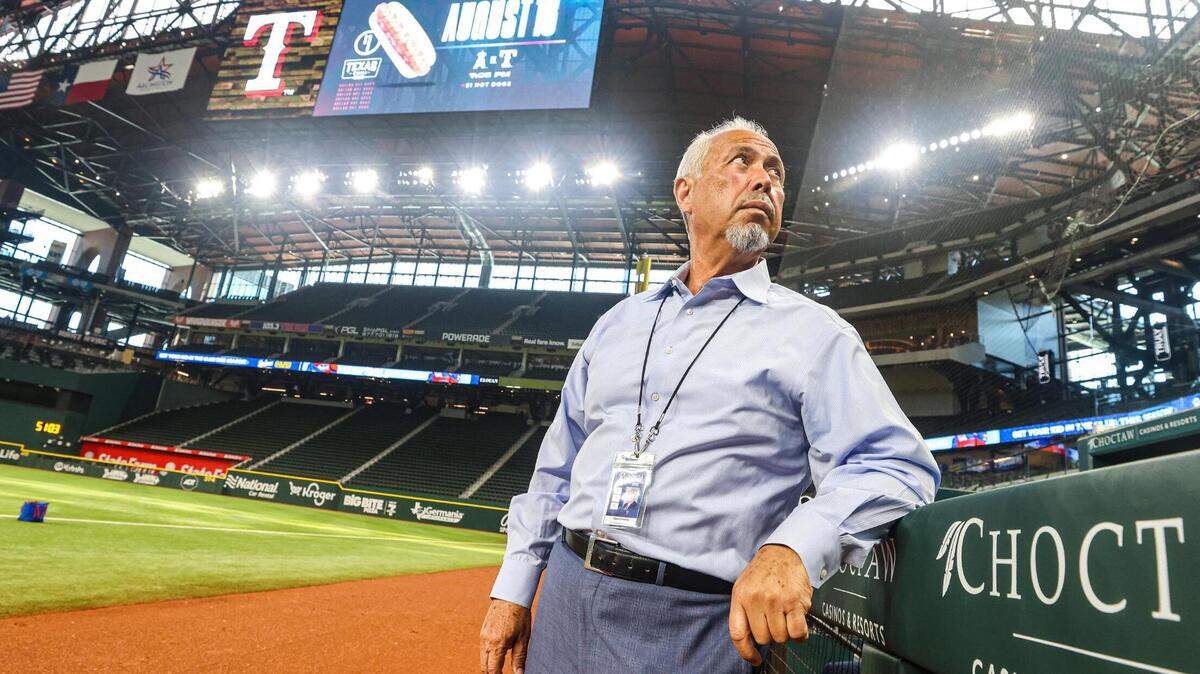 Eleno Ornelas, locutor de radio en español de los Texas Rangers, es fotografiado en el Globe Life Field. Además de ser locutor del equipo durante más de 20 años, Ornelas también trabaja como traductor para los jugadores hispanohablantes.