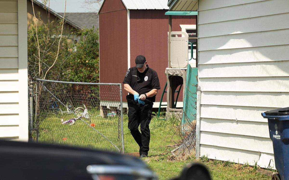 An Everman police officer leaves the back yard where the family of missing 6-year-old Noel Rodriguez-Alvarez resided in a converted shed behind a larger house. Everman police searched the area and structure for any information to assist in locating Noel Rodriguez-Alvarez on Monday, March 27, 2023.